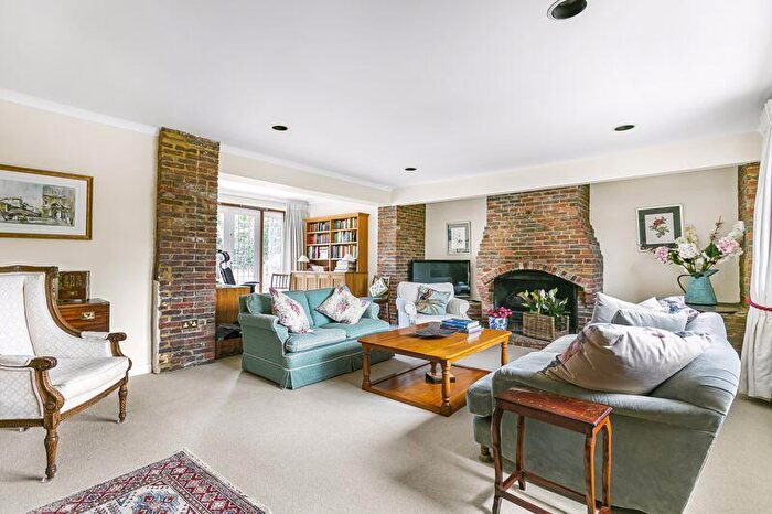 4 Bedroom Detached House For Sale In Lower Road, Fetcham, KT22