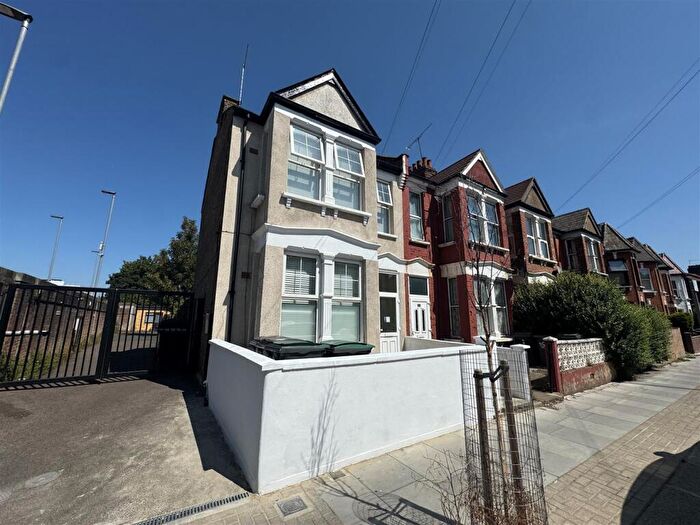 2 Bedroom Flat To Rent In Carlingford Road, Turnpike Lane, N15