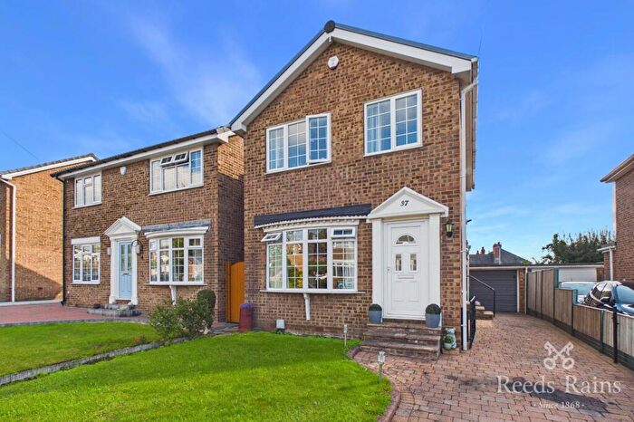 3 Bedroom Detached House For Sale In Parkways Avenue, Oulton, Leeds, West Yorkshire, LS26