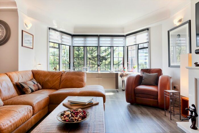 3 Bedroom Flat To Rent In Manor Fields, London, SW15