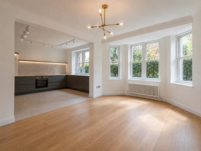 3 Bedroom Apartment To Rent In Ashburnham Road, Chelsea, London, SW10