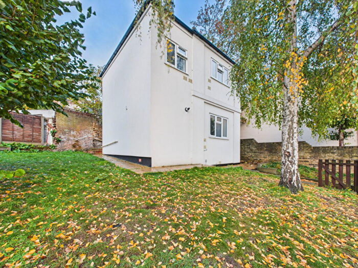 3 Bedroom Detached House For Sale In Luton Road, Chatham, ME4