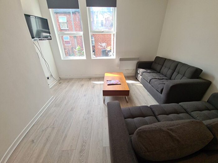 3 Bedroom Semi-Detached House To Rent In A Headingley Mount, Leeds, LS6