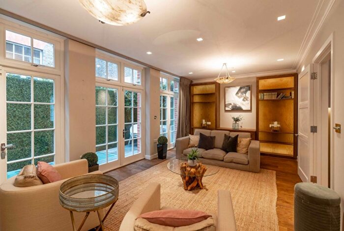 3 Bedroom Property To Rent In Clabon Mews, London, SW1X