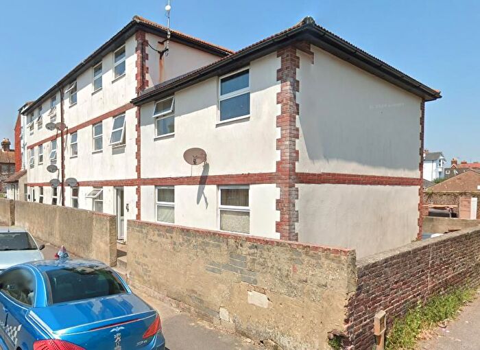 2 Bedroom Flat To Rent In Arundel Road, Littlehampton, BN17