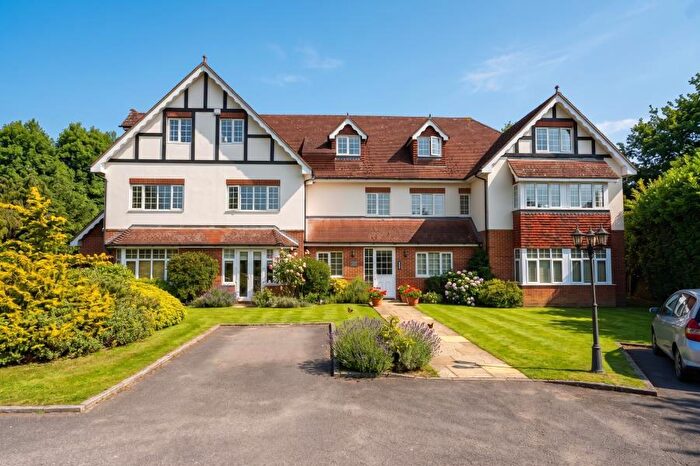 2 Bedroom Apartment To Rent In Horsell, Surrey, GU21