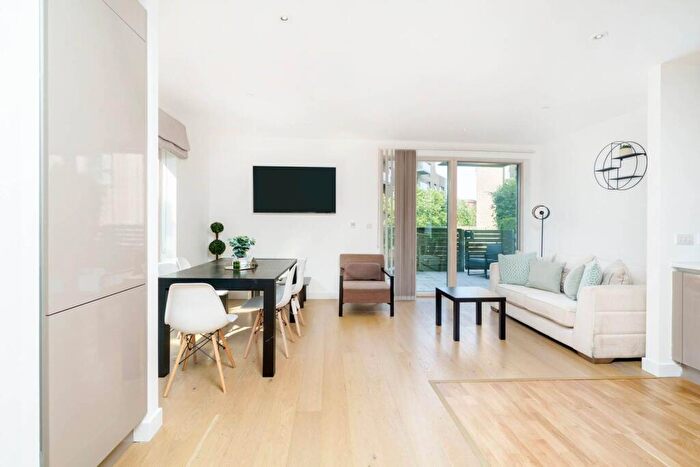 3 Bedroom Flat To Rent In Rodney Road, Elephant And Castle, London, SE17