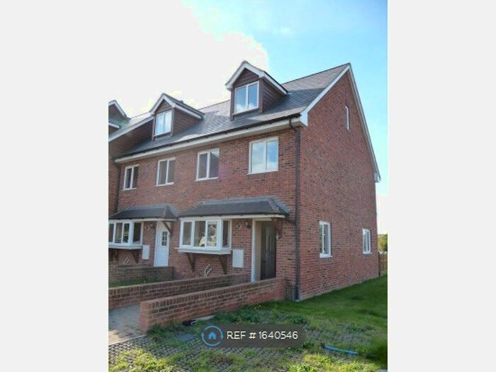 4 Bedroom Semi-Detached House To Rent In Kingfisher Way, Newport, PO30