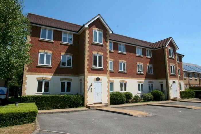 2 Bedroom Flat To Rent In Bedroom Top Floor Flat In Caterham On The Hill, CR3