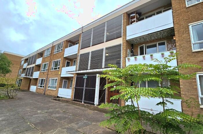 1 Bedroom Flat To Rent In Crieff Court, Teddington, TW11