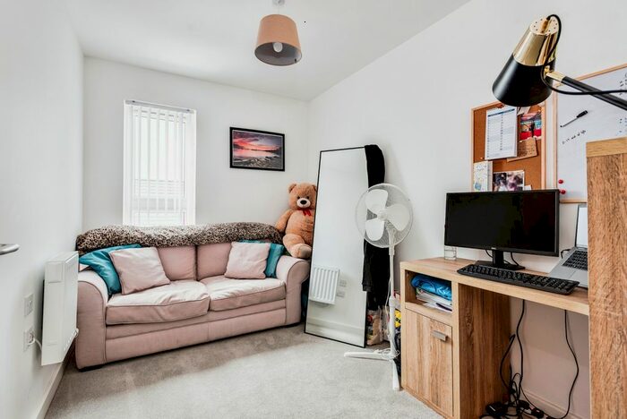 2 Bedroom Flat For Sale In Furrow Crescent, Curbridge, Witney, Oxfordshire, OX29