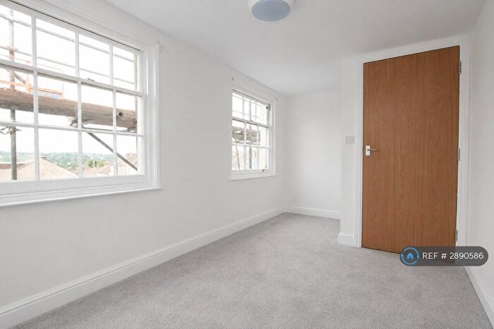 2 Bedroom Flat To Rent In Holly Bush, Maidstone, ME14