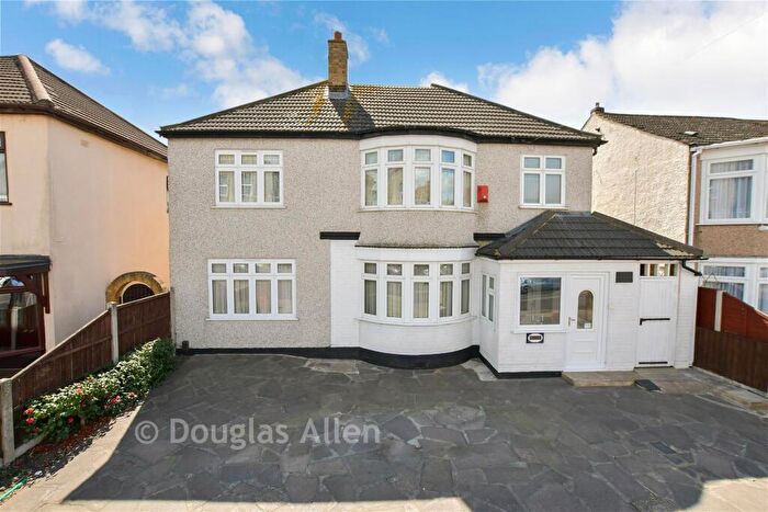 5 Bedroom Detached House For Sale In Wennington Road, Rainham, Essex, RM13