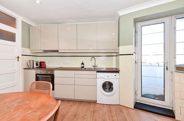 2 Bedroom Flat To Rent In Kennington Road, Kennington, London, SE11