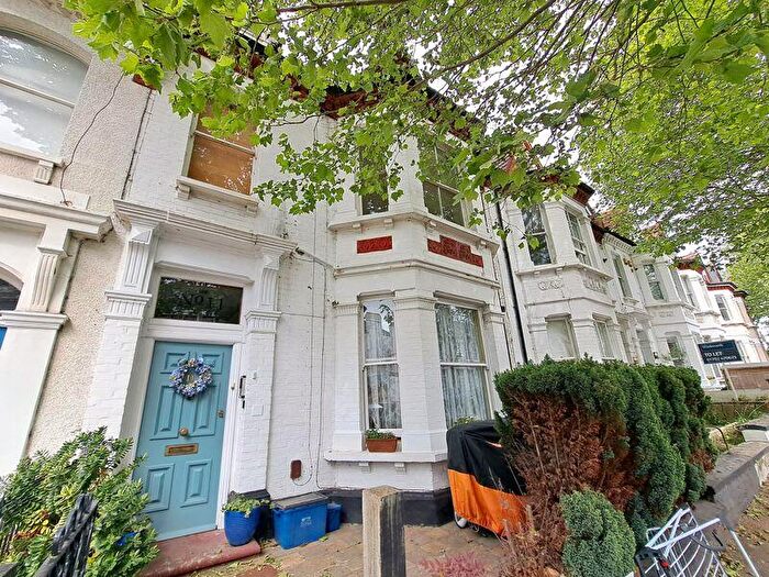 2 Bedroom Flat To Rent In Marine Avenue, Westcliff-On-Sea, SS0