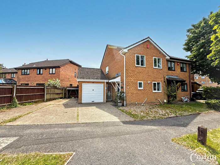3 Bedroom Semi-Detached House For Sale In Mcwilliam Close, Poole, BH12