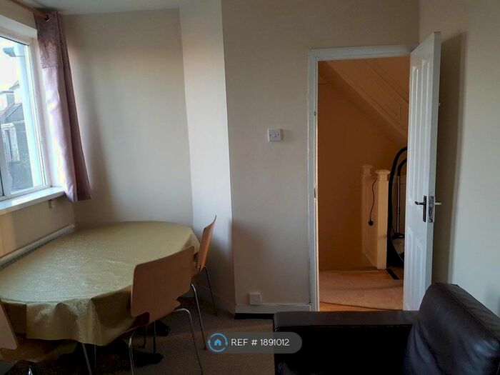 4 Bedroom Flat To Rent In Parklands Parade, Hounslow, TW5