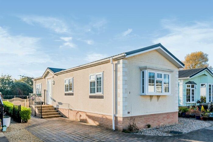 2 Bedroom Park Home For Sale In Lechlade Court, Faringdon Road, Lechlade, GL7