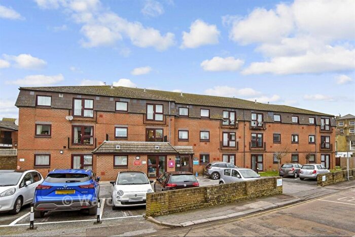 1 Bedroom Flat For Sale In Coombe Valley Road, Dover, Kent, CT17