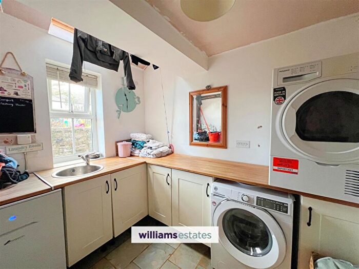 4 Bedroom Detached House For Sale In Ochr Y Bryn, Henllan, LL16