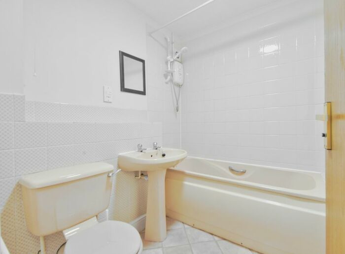 1 Bedroom Flat To Rent In Waterslade, Elm Road, Redhill, RH1