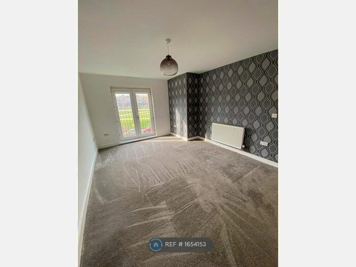2 Bedroom Flat To Rent In Sandhill Close, Bradford, BD8