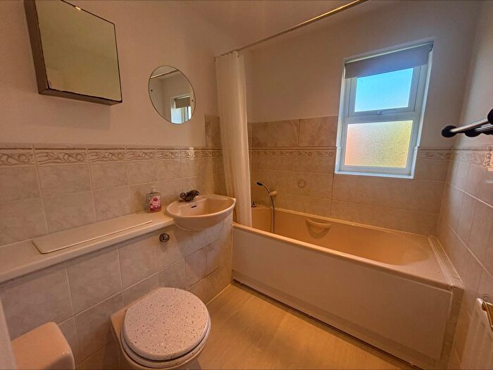 4 Bedroom Detached House To Rent In Rhigos, Emmer Green, RG4