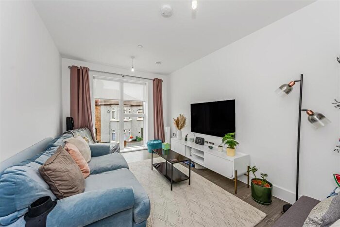 2 Bedroom Apartment For Sale In Pretoria Avenue, London, E17