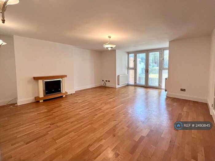 3 Bedroom Flat To Rent In Craneswater Apartments, Southsea, PO4
