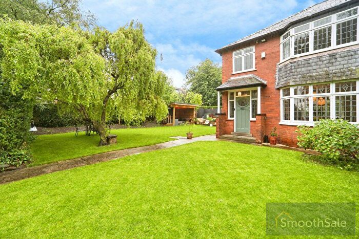 3 Bedroom Semi Detached House For Sale In The View, Leeds, LS8