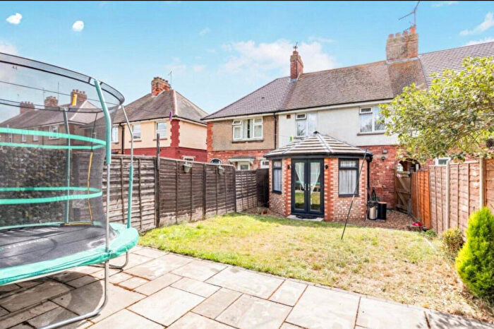 4 Bedroom Terraced House For Sale In Kings Avenue, Rushden, NN10