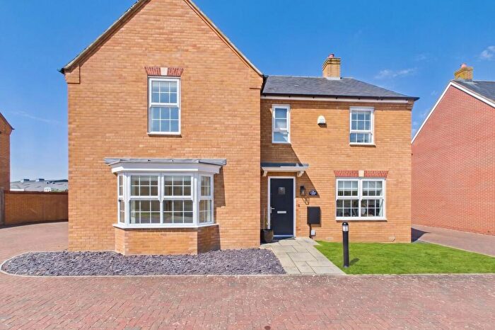 4 Bedroom Detached House For Sale In Bobbins Way, Buckingham, MK18
