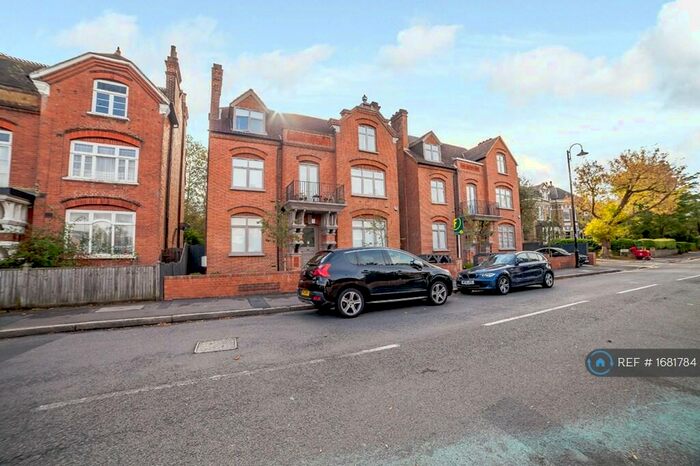 3 Bedroom Flat To Rent In Glenmore Apartments, London, SE19