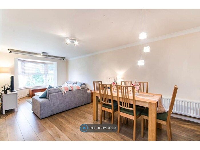 2 Bedroom Flat To Rent In Warwick Court, London, SW19