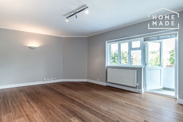 4 Bedroom Flat To Rent In Willesden Lane, NW2