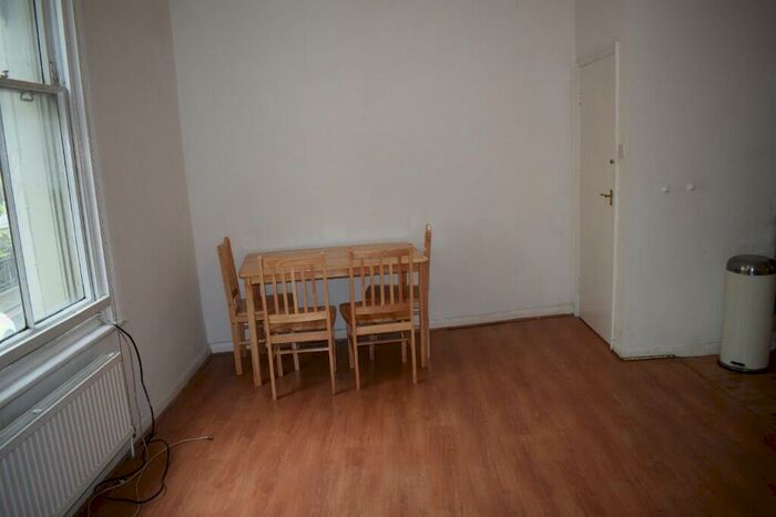 2 Bedroom Flat To Rent In Bow Road, London, E3