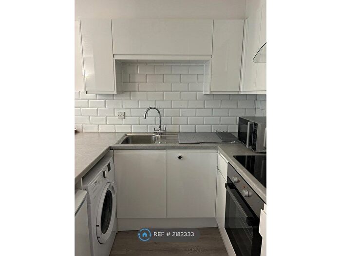 1 Bedroom Flat To Rent In St. Pauls Avenue, Slough, SL2