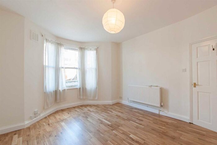 1 Bedroom Flat To Rent In Curwen Road, London, W12