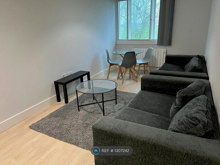 2 Bedroom Flat To Rent In Peninsula House, Harlington, Hayes UB3