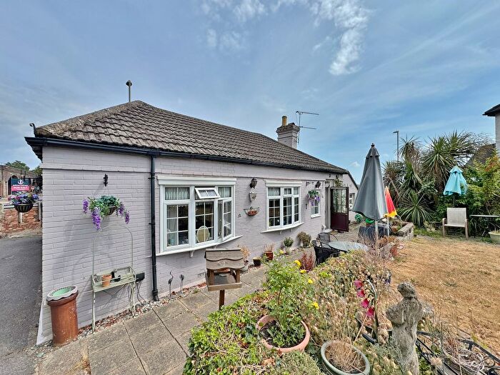 3 Bedroom Detached Bungalow For Sale In Gosport Road, Fareham, PO16