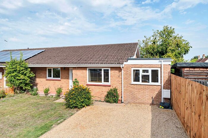 3 Bedroom Semi-detached Bungalow For Sale In Medcalfe Way, Melbourn, SG8