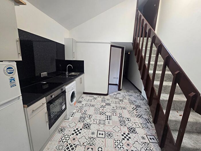 2 Bedroom Flat To Rent In St. Mary's Road, South Norwood, London, SE25