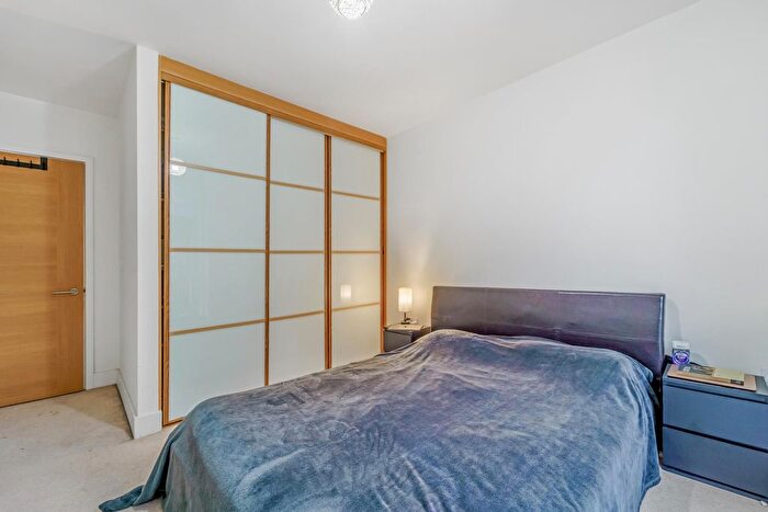 1 Bedroom Flat For Sale In Halyards Court, Brentford, TW8