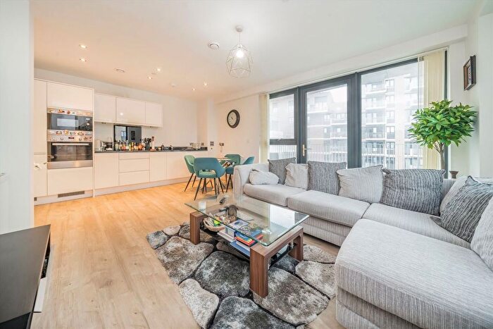 2 Bedroom Flat For Sale In Lakeside Drive, Park Royal, NW10