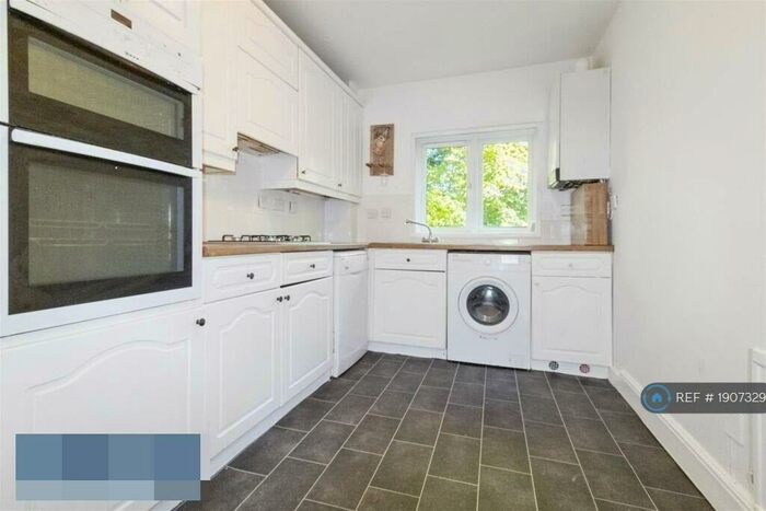 2 Bedroom Flat To Rent In Ensuite Loft Garage In Hadley Wood, Barnet, EN4