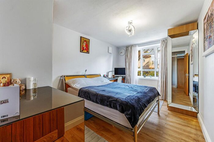 2 Bedroom Flat For Sale In Canada Road, London, W3