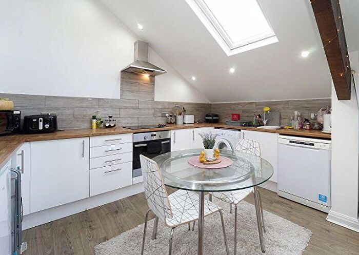 2 Bedroom Flat To Rent In North Lane, Leeds, LS6