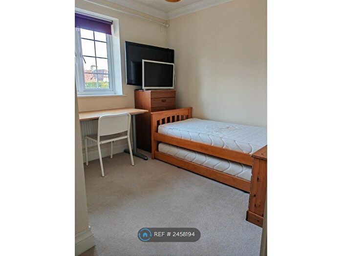 4 Bedroom Maisonette To Rent In Anmer Close, Tadworth, KT20