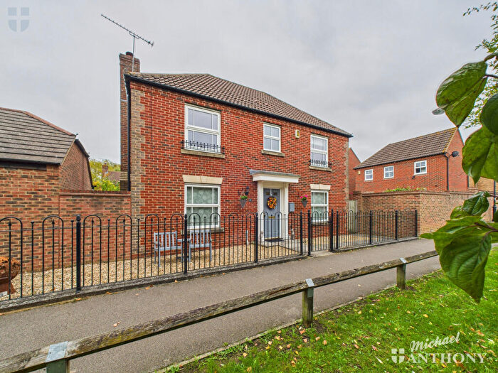 4 Bedroom Detached House For Sale In Wren Path, Aylesbury, Buckinghamshire, HP19