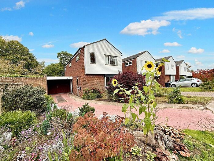 4 Bedroom Link Detached House For Sale In Woodhatch Spinney, Coulsdon, CR5